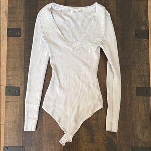 Abercrombie & Fitch Light Gray Ribbed Long-Sleeve V-Neck Bodysuit